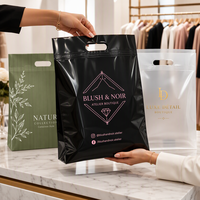 Sacs personnalisés en plastique dépoli découpés à la forme avec poignée, sacs de luxe imprimés pour le commerce de détail, pochettes d'emballage pour vêtements, sacs pour boutiques de mode