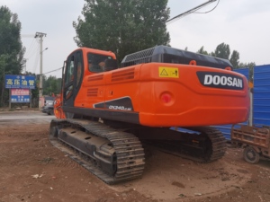 Excavatrice sur chenilles DOOSAN DX340LC d'occasion 2022, 2000h, 34 tonnes, avec moteur, pompe et engrenages, prête à être expédiée - Product Image 4