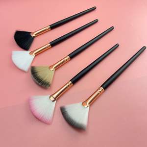 <span class=keywords><strong>Pinceau</strong></span> <span class=keywords><strong>de</strong></span> maquillage noir en forme d'éventail unique Poils en fibres artificielles Outil <span class=keywords><strong>de</strong></span> salon <span class=keywords><strong>de</strong></span> beauté pour le lavage du visage Brosse en <span class=keywords><strong>mousse</strong></span> nettoyante - Product Image 3