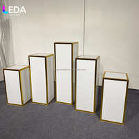 Piliers carrés en acrylique blanc de luxe LEDA avec bords dorés, supports de présentation pour gâteaux de mariage et desserts