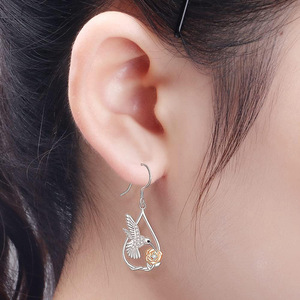 Orecchini Pendenti a Forma di Colibrì e Rosa per Donne, Design Floreale Traforato, Accessori per Orecchie da Indossare Quotidianamente - Product Image 6