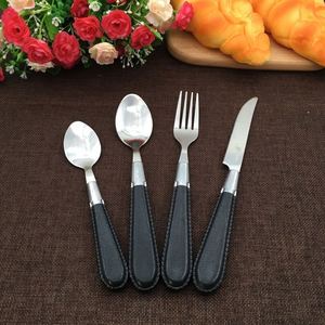 Ensemble de couverts rétro en similicuir noir avec manche en plastique et lames en acier inoxydable (couteau, fourchette et cuillère) - Product Image 3