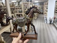 Sculpture de cheval en cuivre doré pour exportation Nouvelle maison Cadeaux spéciaux de décoration de cheval simulé Cadeaux personnalisés d'artisanat en résine Cadeaux supérieurs