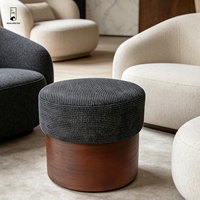 Pouf rond en chenille - Pouf en tissu texturé avec base en bois massif - Repose-pieds cylindrique finition bois foncé pour salon moderne