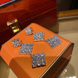 Orecchini Pendenti Geometrici con Micro Zirconi, Gioielli Eleganti e Chic per Donne, Stile Moderno per Uso Quotidiano - Product Image 6