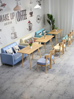 Ensemble de mobilier de café couleur macaron nordique : canapé deux places avec table en bois et chaises assorties pour salon de thé