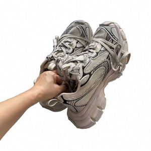 Zapatillas Deportivas Unisex Blancas con Malla Gruesa, Detalles de Cordones Múltiples y Diseño de Dibujo para Streetwear - Product Image 6