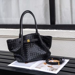 Sac à bandoulière tissé en cuir pleine fleur – Noir avec ferrures dorées et fermoir en forme de N |   Parfait pour les trajets quotidiens, style européen - Product Image 1