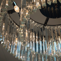 Lustre en cristal prismatique de luxe avec structure en métal noir pour maison à plafond haut