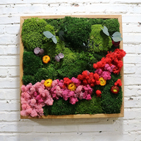 Décoration Murale Artisanale en Mousse Naturelle Verte Stabilisée et Préservée, Forme de Renne, Fleurs Séchées pour Noël