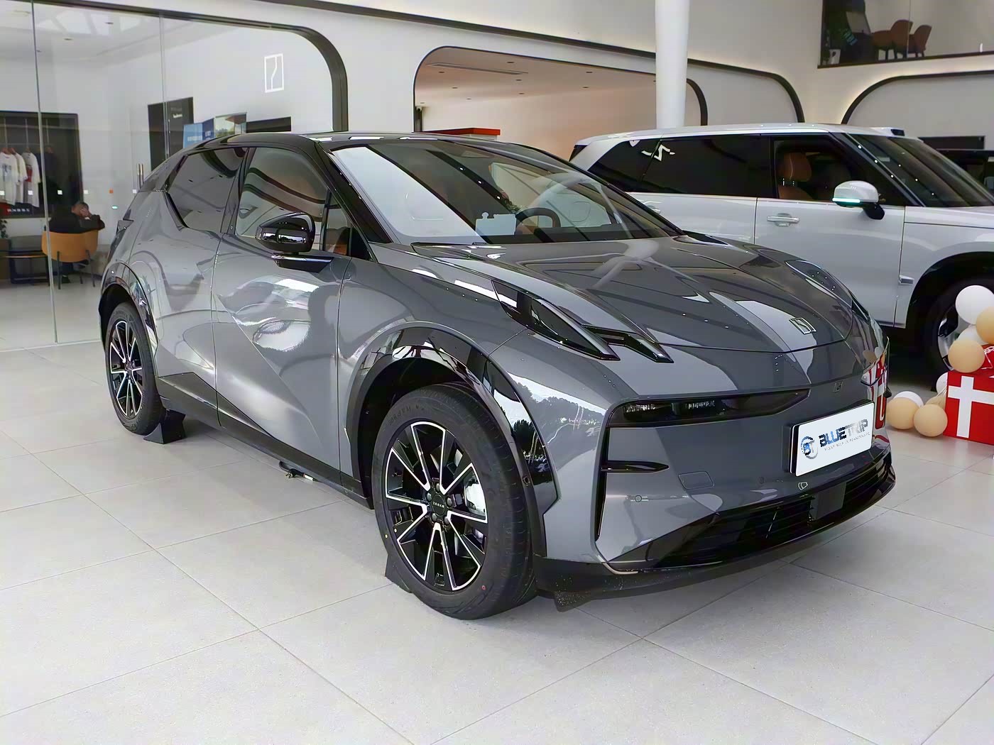 2026 Zeekr X Max 4-Seater Model Gray Pure Electric Car 530km Range