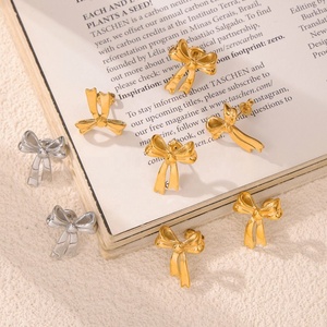 Boucles d'oreilles délicates personnalisées en acier inoxydable plaqué or 18 carats, jolies boucles d'oreilles à nœud, boucles d'oreilles à clous, bijoux pour femmes - Product Image 3