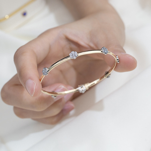 MSB-663 สร้อยข้อมือเมสซี่ จิวเวลรี่ 9K สองสี แบบมีบานพับ ประดับเพชรทรงดอกโคลเวอร์ - Product Image 3