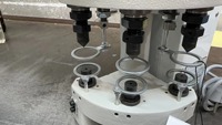 Machine à coudre pneumatique à trois têtes QS-818Q-3 pour boutons-pression, attaches, œillets et boucles