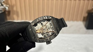 Montre pour homme de haute qualité dorée avec un design ajouré, boîtier en fibre de carbone, bracelet en silicone, résistante à l'eau, mouvement mécanique automatique - Product Image 4