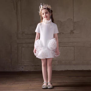 Abiti da Damigella Personalizzati con Perle Bianche e Fiori 3D, Vestito da Principessa con Motivi Floreali per Matrimoni, Concorsi e Feste - Product Image 4