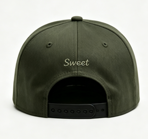 Gorra Snapback Personalizada de Ala Plana Verde Oliva Estructurada de 6 Paneles con Parche Bordado, Logotipo Dulce, Camuflaje y Estampado de Mármol a la Moda - Product Image 4