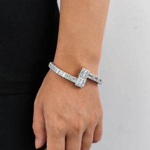 Vente en gros ODM Bracelet manchette multi-formes pavé de moissanite en grappe, finition PVD or véritable, argent sterling 925, style streetwear urbain - Product Image 2