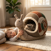 Minimalistisches Schneckenförmiges Höhlen-Haustierbett mit Patchwork-Schale und Warmer Lammfell-Fütterung für Ästhetische Wohnraumdekoration