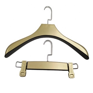 Vente en gros de cintres en plastique de luxe personnalisés pour hommes, solides avec épaule <span class=keywords><strong>large</strong></span>, design classique, vêtements, manteaux, utilisation dans la garde-robe - Product Image 1