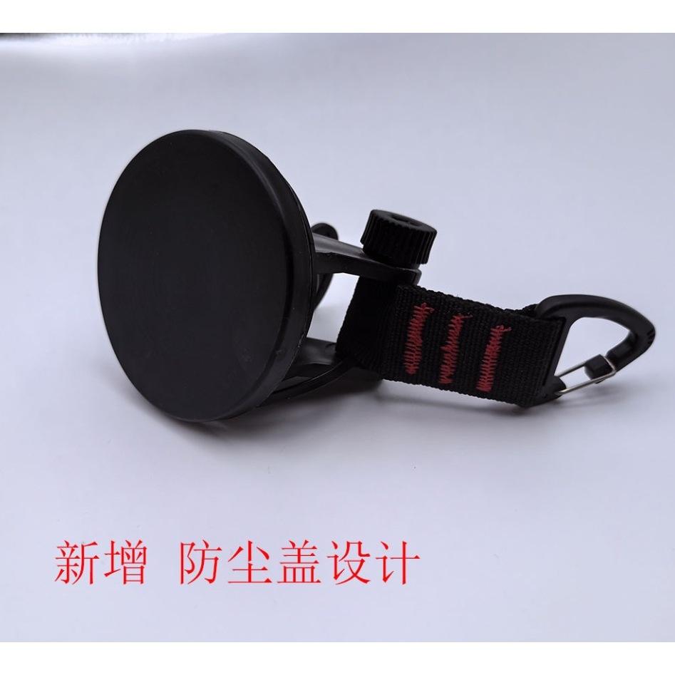 จานสีแดงพร้อมหัวเข็มขัดสีดำ