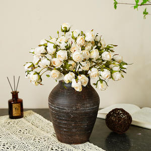 Vente en gros usine – Nouvelle collection de 7 têtes de roses artificielles en soie à bords brûlés pour centres de table de mariage, fêtes et décoration intérieure - Product Image 3