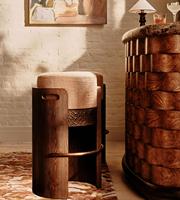 Maßgefertigter Vintage-Barhocker aus dunkel gebeiztem Holz mit Leinensitz und antikem Messingfuß für Kücheninsel.