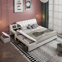 Modernes, einfaches, cremefarbenes Haupt schlafzimmer im Bett