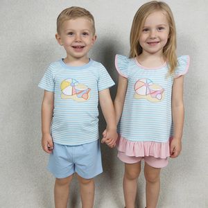 En Stock: Conjuntos de Verano para Niños y Niñas con Bordado de Pelota de Playa y Rayas, Ropa al por Mayor, Boutique para Hermanos, Ropa Infantil a Precio de Fábrica - Product Image 1