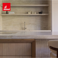 Armoires de cuisine Alland minimalistes à profil plat avec poignée intégrée, blanches ou crème, pour garde-manger, avec finition grain de bois massif