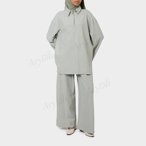 <span class=keywords><strong>Set</strong></span> Elegante Minimalista Verde Polvere per Donne Musulmane, Tunica con Colletto a Polo e Pantaloni, Outfit Islamico Modesto per il Tempo Libero - Product Image 2