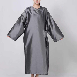 Capes <span class=keywords><strong>de</strong></span> coupe <span class=keywords><strong>de</strong></span> cheveux haut <span class=keywords><strong>de</strong></span> gamme avec logo personnalisé couleur unie cheveux doux résistant beauté Salon <span class=keywords><strong>de</strong></span> coiffure robe <span class=keywords><strong>de</strong></span> <span class=keywords><strong>bain</strong></span> lisse Kimono <span class=keywords><strong>de</strong></span> barbier - Product Image 4