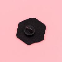 Spille in metallo smaltato all'ingrosso con citazioni, distintivi ispirati a cartoni animati, spille creative con lettere inglesi per abbigliamento, accessori