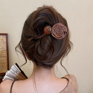 Vente en gros Accessoire de cheveux à griffes pour femmes avec ruban séché <span class=keywords><strong>Fleur</strong></span> de rose Design Tissu <span class=keywords><strong>Chignon</strong></span> Twist Clip Plastique Dos Artistique <span class=keywords><strong>Pince</strong></span> à cheveux - Product Image 5