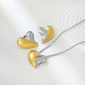 Ensemble de bijoux personnalisé en acier inoxydable plaqué or PVD 18 carats, avec boucles d'oreilles et collier pendentif en forme de cœur lisse et épais, deux couleurs - Product Image 3