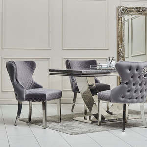 Juego de Comedor Moderno de Lujo en Acero Inoxidable Cromado Plateado con Sillas Chelsea, Respaldo de Terciopelo con Tachuelas y Diseño de Cabeza de León - Product Image 2