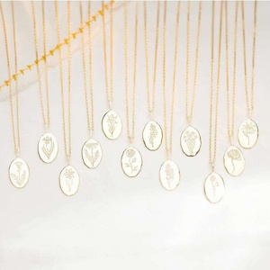 Collier Pendentif Fleur de Naissance Ovale en Acier Inoxydable Plaqué Or 18K avec Breloques Fleur Tendance et Chaîne à Maillons Mignons pour Femme - Vente en Gros - Product Image 1
