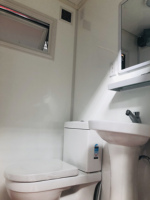 Toilettes préfabriquées sur roues pour le camping en plein air, les écoles et les ateliers |   Remorque de toilettes mobiles modernes et portables – Vente rapide