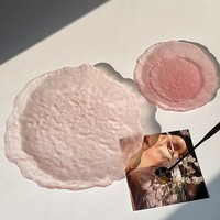 Roze onregelmatige ijsplateau in stijlvolle huishoudelijke uitvoering, exquisiete hoogwaardige dim sum schaal, fruitcake dessert glazen schaal