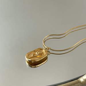 Collar con colgante de rosa de acero inoxidable con diseño de flor en relieve, cadena para clavícula en color oro y plata para mujer - Product Image 3