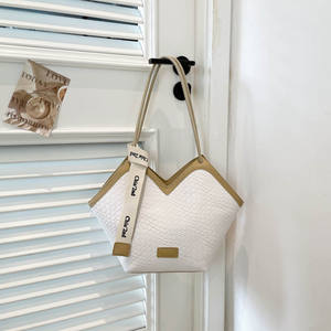 Bolso de fieltro para mujer, tendencia urbana invierno 2026, con patrón de avestruz, detalles de botones, cadenas, letras, ecológico, cierre de cremallera, individual - Product Image 3