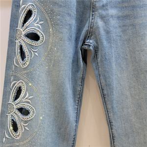 Vaqueros de mezclilla de corte estrecho para mujer, delgados, estilo nuevo primavera 2025, tiro medio, ajuste regular, vintage, entallados, con pedrería. - Product Image 4