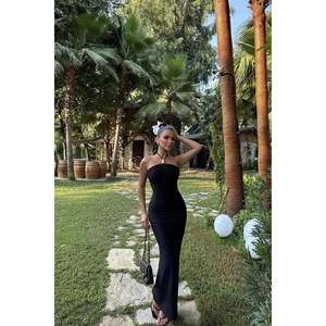 Vestido de noche negro con detalles de perlas y cuello halter - Product Image 3