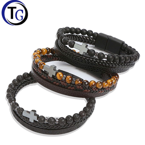 Personalisiertes Mehrschichtiges Schwarzes Leder-Herrenarmband im Boho-Stil mit Edelstahlverschluss und Tigerauge-Perlen für Jubiläen - Product Image 1