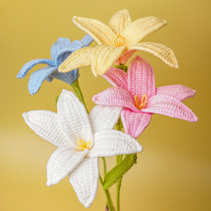 Ramo de Lirios Tejidos a Crochet en Azul, Blanco y Amarillo, Flores Hechas a Mano, Regalo para el Día de San Valentín, Estilo Moderno - Product Image 2