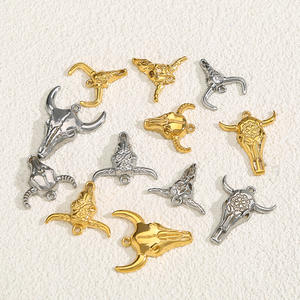 Western Bull Skull Boutique | 18K PVD liontin besi tahan karat berlapis emas | Jimat tengkorak sapi untuk pembuatan perhiasan DIY - Product Image 1