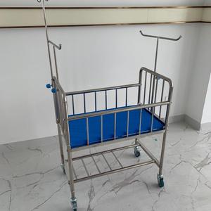 Cama de bebé usada de acero inoxidable con colchón - Product Image 1