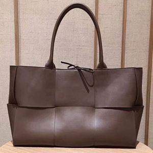 Bolso de diseñador para mujer, bolso de compras tejido de cuero genuino de lujo para mujer, bolso cruzado de hombro con tirantes, venta al por mayor, 2025 - Product Image 4