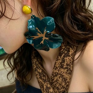 Pendientes de mujer Luoyan de estilo retro francés, con flor de pétalos grandes de resina acrílica única y <span class=keywords><strong>estambre</strong></span> blanco exagerado, a la moda. - Product Image 2