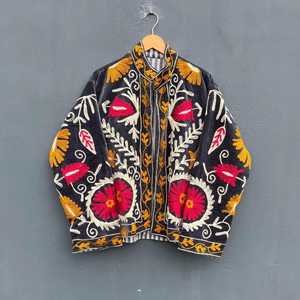 Chaqueta Festiva de Terciopelo Suzani Hecha a Mano, Abrigo Corto Bordado de Invierno para Mujer, Proveedor de Ropa de Abrigo de la India - Product Image 3